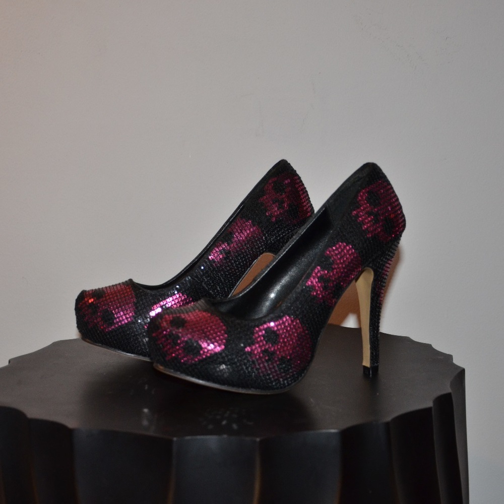 Heels black with hot pink skulls Size 6